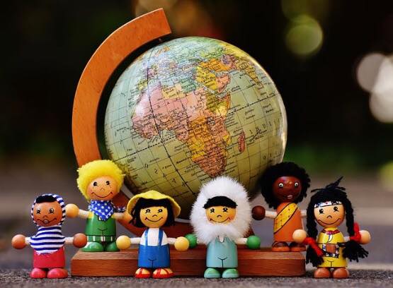 Imagen del globo terráqueo con figuras de niños de diferentes etnias